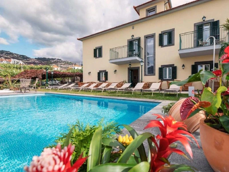 Pool einer Quinta an der Südküste auf Madeira
