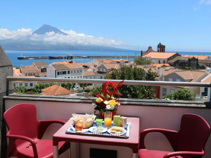 Blick vom Hotel auf Faial mit Vulkan Pico im Hintergrund
