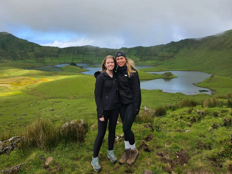 Paar vor der grünen Landschaft auf Corvo, Azoren