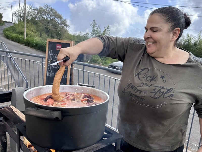 Einheimische Frau kocht Essen auf Madeira