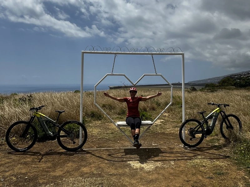 Reisende auf Schaukel auf Madeira