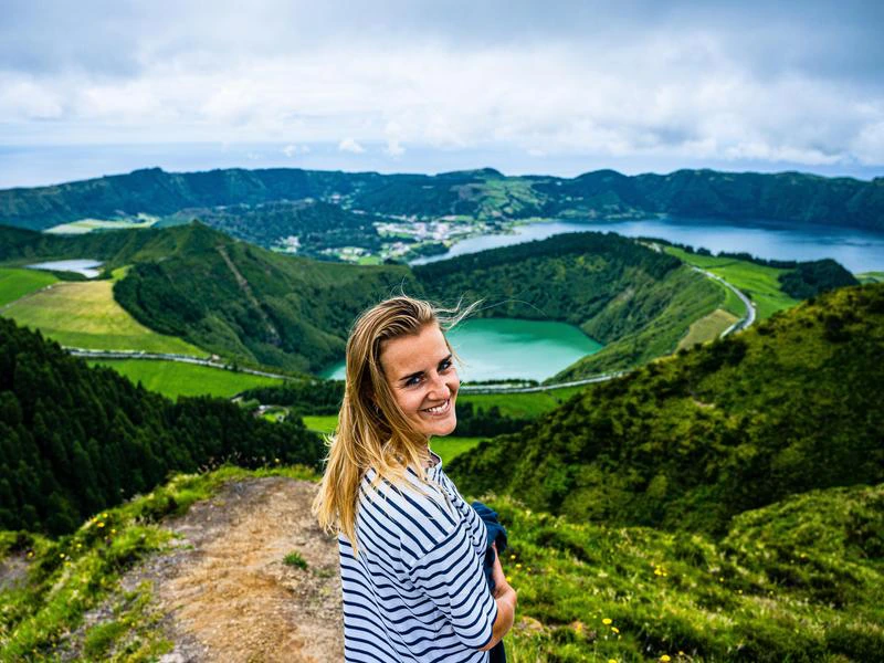 Frau vor Vulkansee auf Sao Miguel