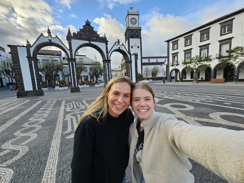 Touristen in Ponta Delgada Azoren