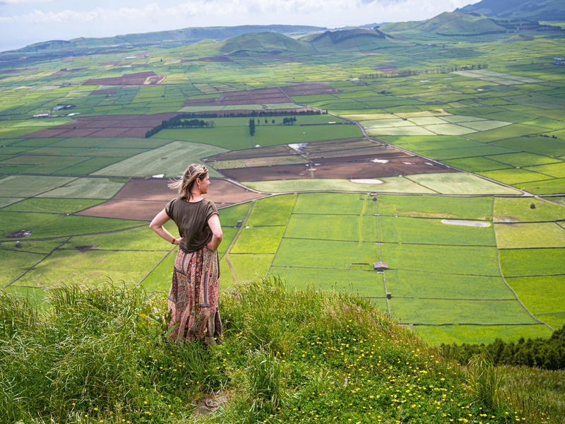 Reisende in Terceira umgeben von Natur, Azoren