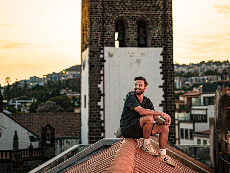 Reisender auf Dach in Funchal Madeira