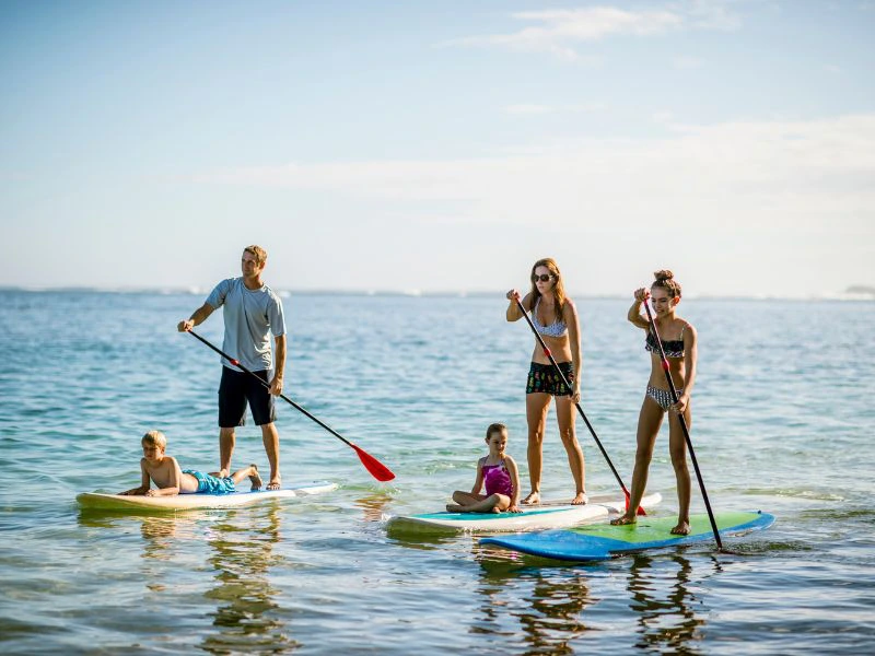Familie beim SUP an der Algarve in Portugal