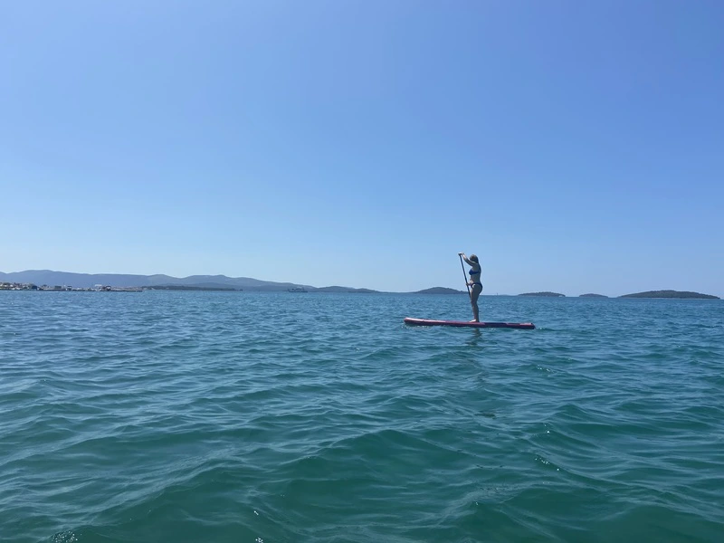 Frau beim Stand-up Paddeling an der Algarve, Portugal