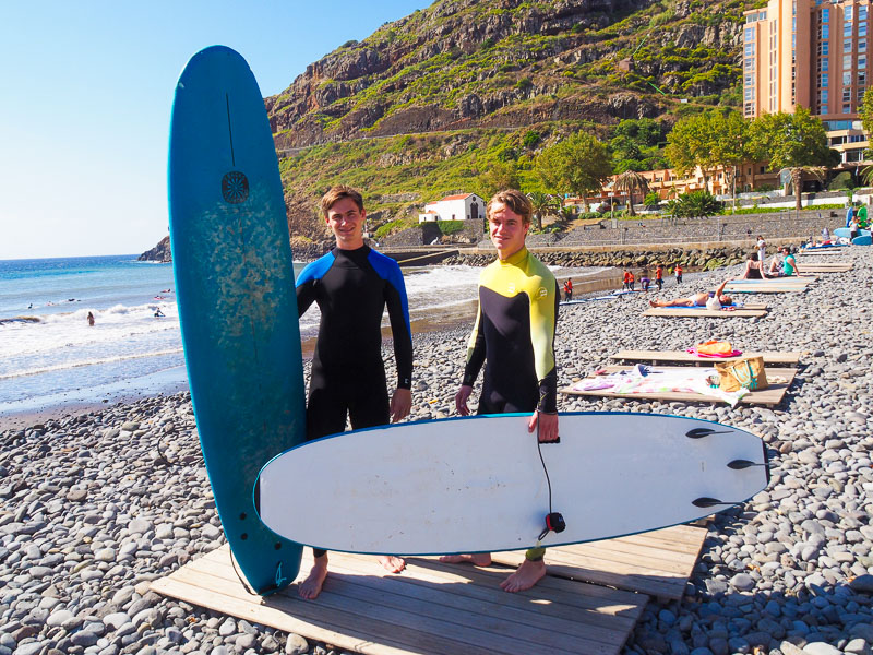 Teenager beim Surfkurs auf Madeira