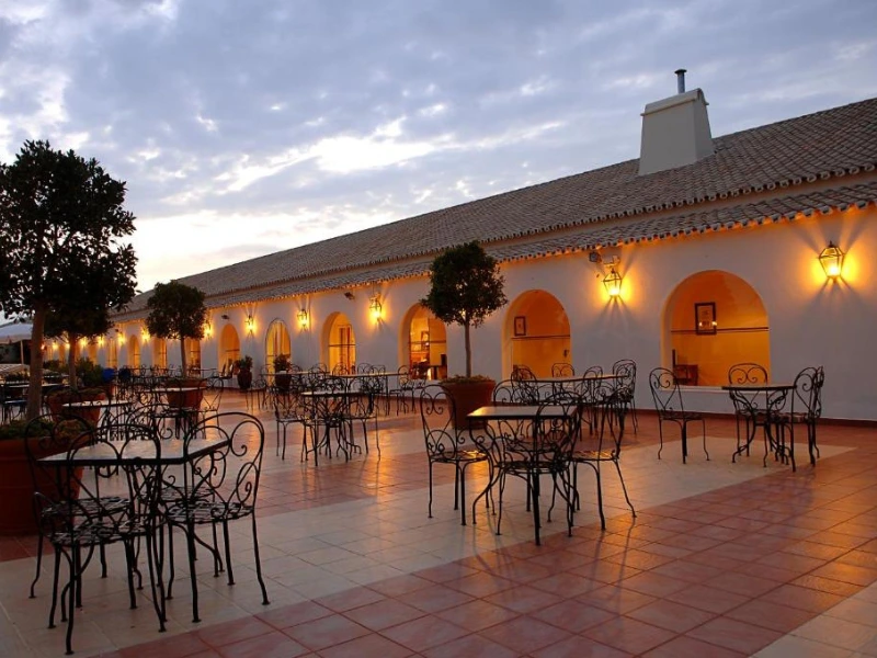 Terrasse im Küstenhotel in Portugal