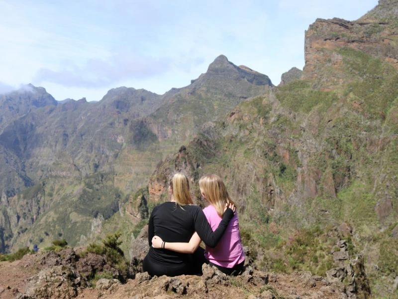 Reisende vor der Bergkulisse auf Madeira