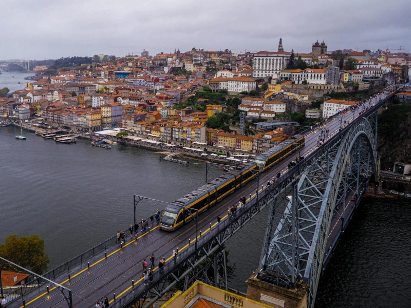 Weltbekannte Brücke Ponte Dom Luis in Porto