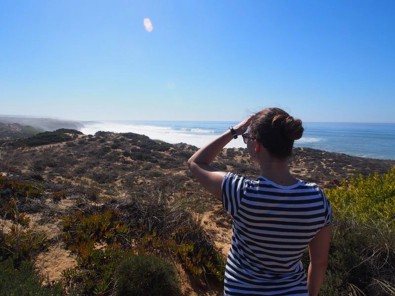 Frau genießt Ausblick an der Rota Vicentina