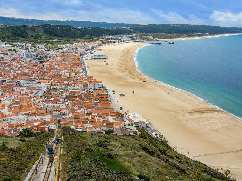 Blick auf den Strand von Nazaré an der Silberküste