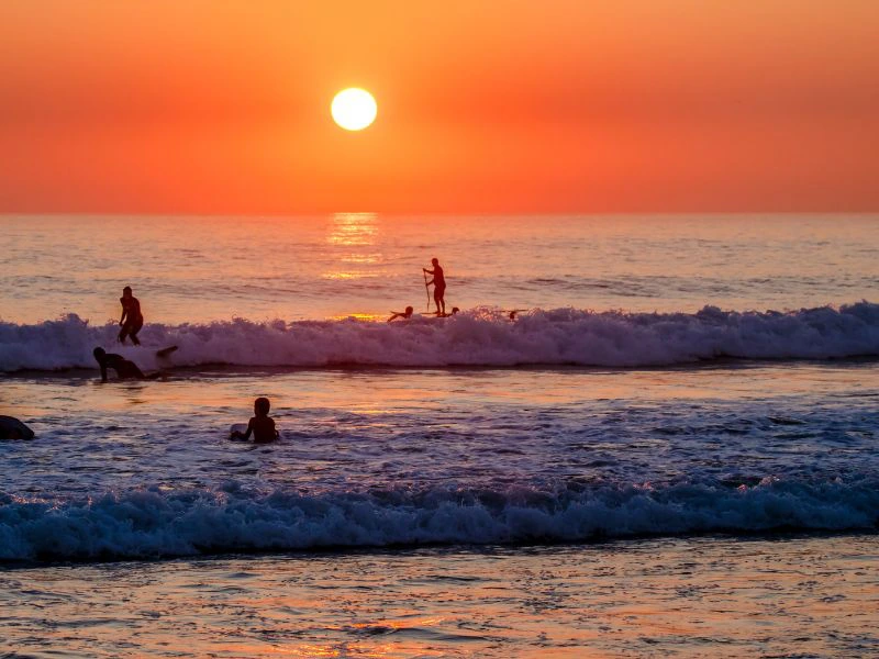 Surfer am Strand von Praia de Carcavelos