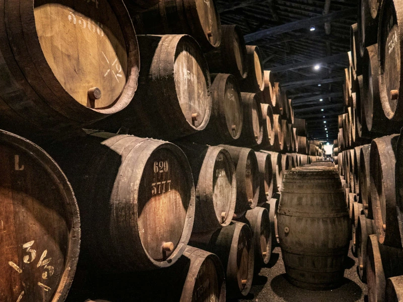 Typische Portfässer zur Lagerung von Wein