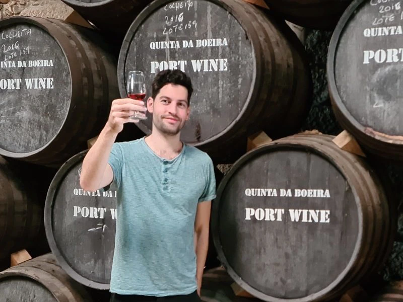 Mann in einem Weinkeller in Porto