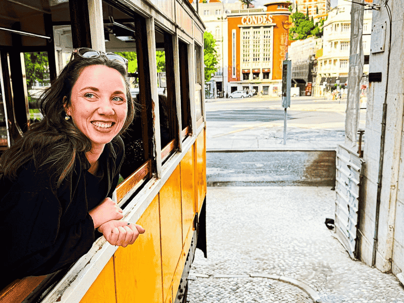 Frau bei der Fahrt mit der Straßenbahnlinie 28E