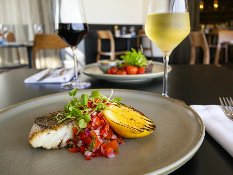 Portugisischer Fisch mit gegirlltem Gemüse und Wein