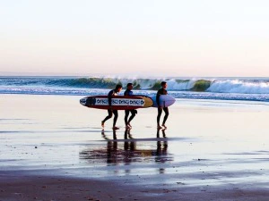 Surfer am Strand von Nazare