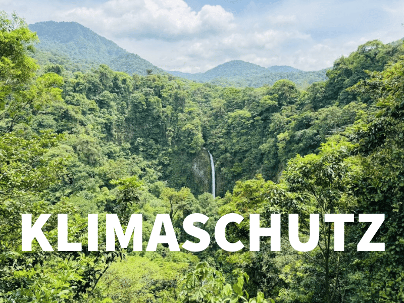 Klimaschutz bei erlebe, Regenwald mit Wasserfall in Costa Rica