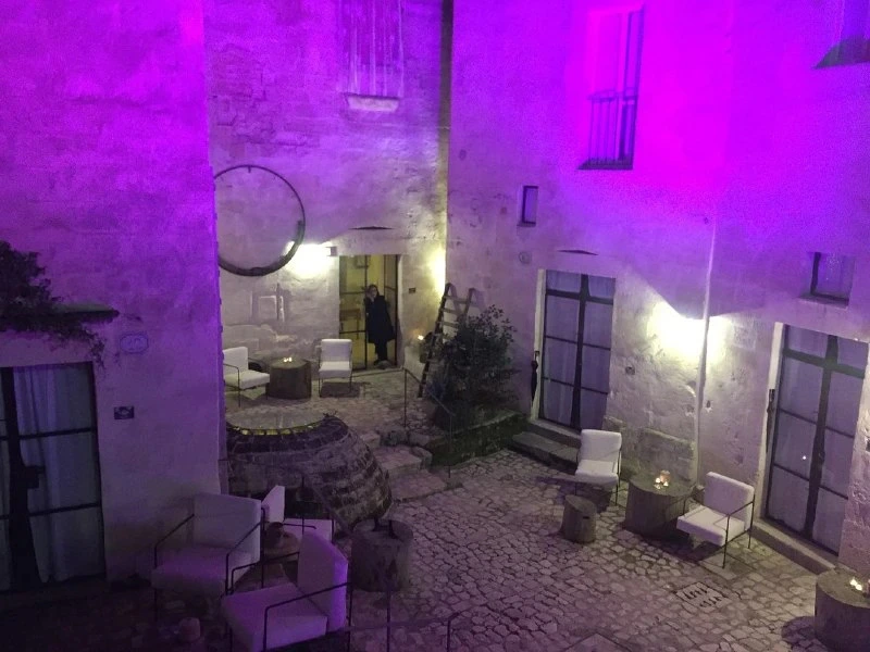 Italien Matera Innenhof der Unterkunft