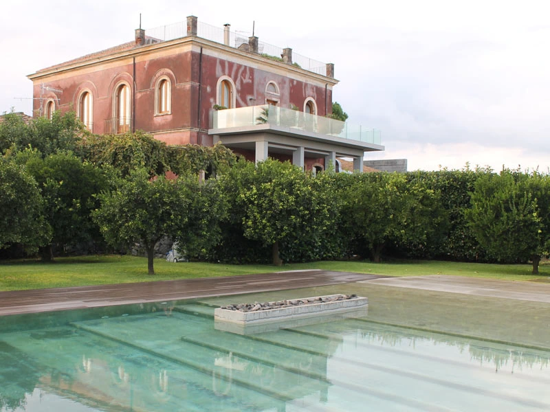 Hotelpool auf Sizilien am Ätna in Italien