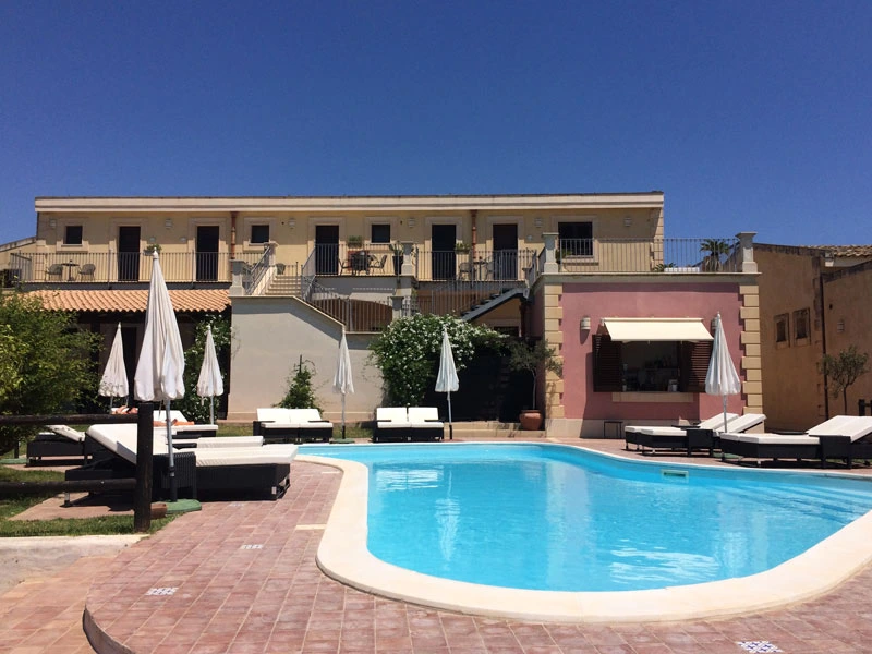 Hotelpool in Avola auf Sizilien in Italien