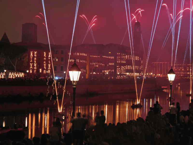 Lichterfest in Pisa in Italien