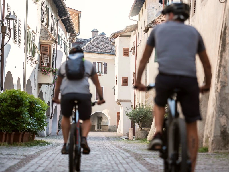 Menschen fahren Fahrrad
