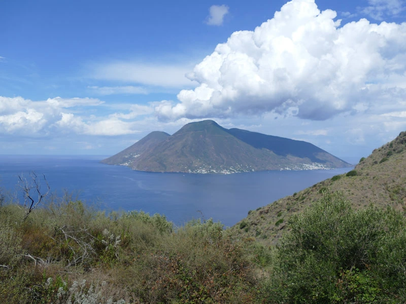 italien-sizilien-liparische-inseln-lipari-blick-salina