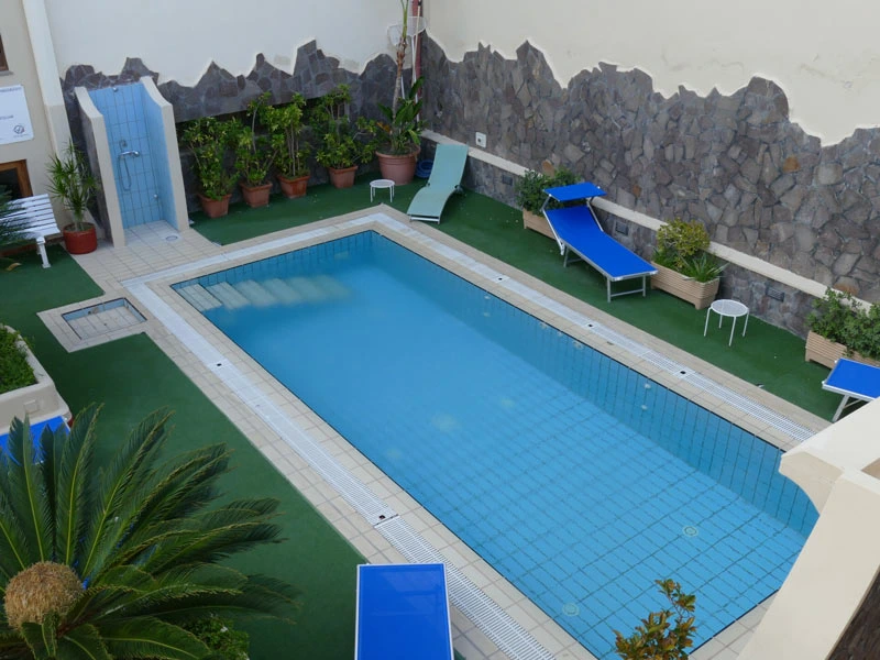 Liparische Inseln Lipari Hotelpool Unterkunft