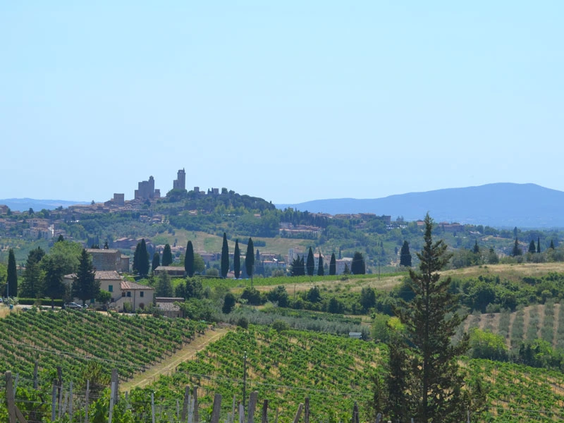 Italien Toskana Rundreise San Gimignano Berge