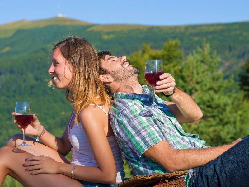 Paar das Wein trinkt