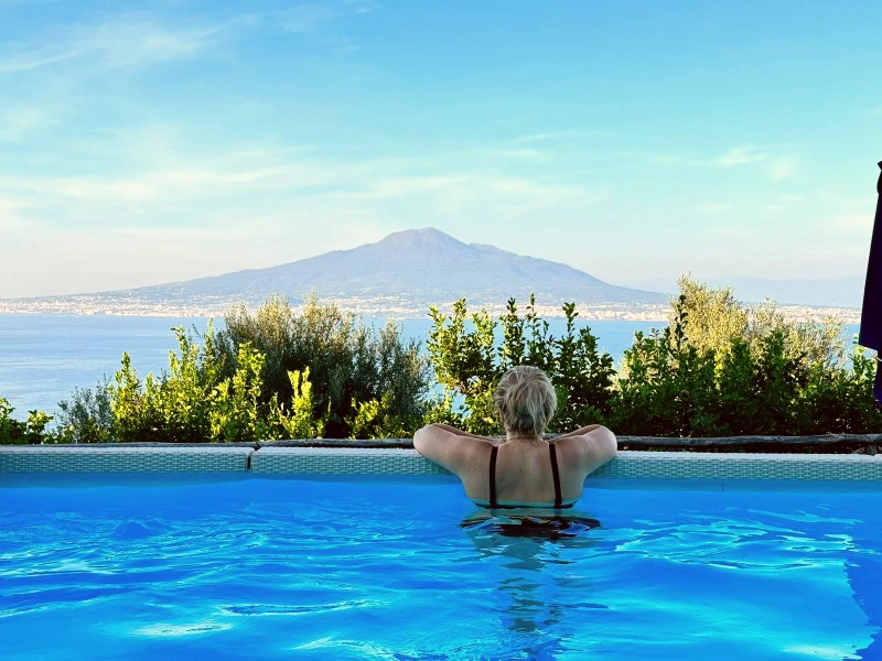 Blick vom Pool auf den Vesuv in Italien