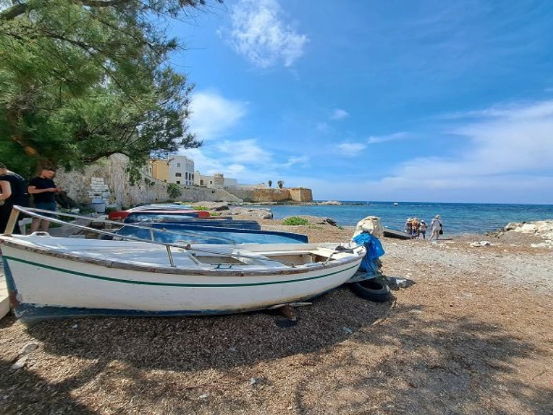 Boote am Strand von Sizilien in Italien