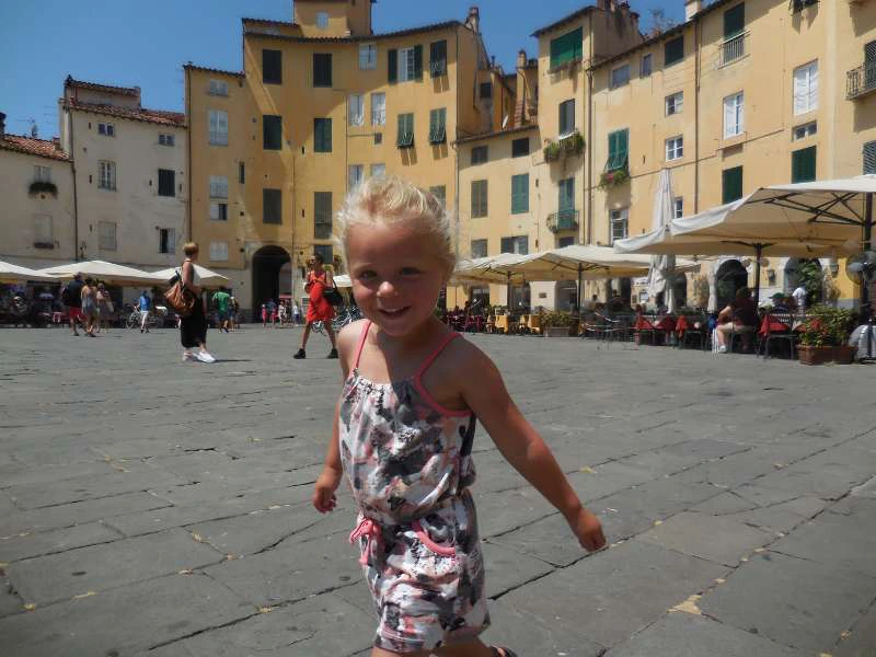 Kind in Lucca in Italien