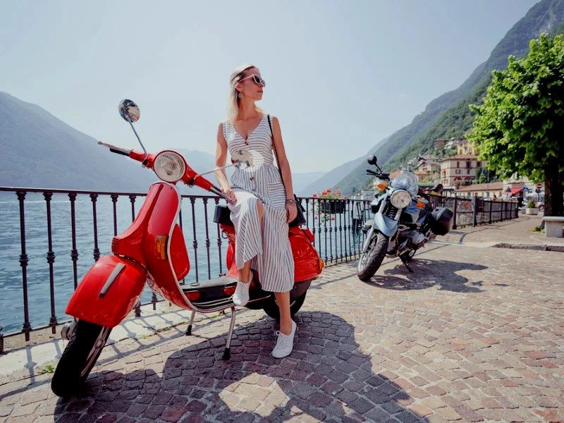 Frau mit Vespa