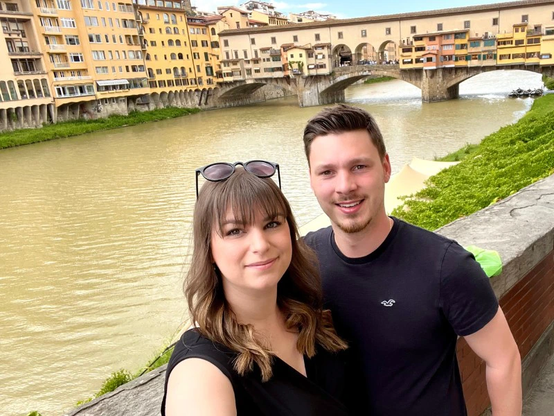 Reisende vor der Ponte Vecchio in Florenz, Italien