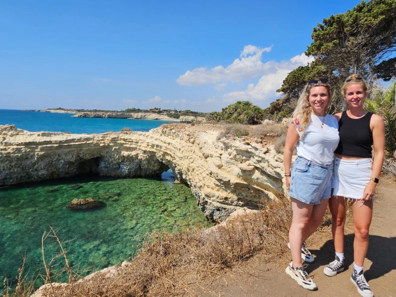 zwei Frauen in Avola