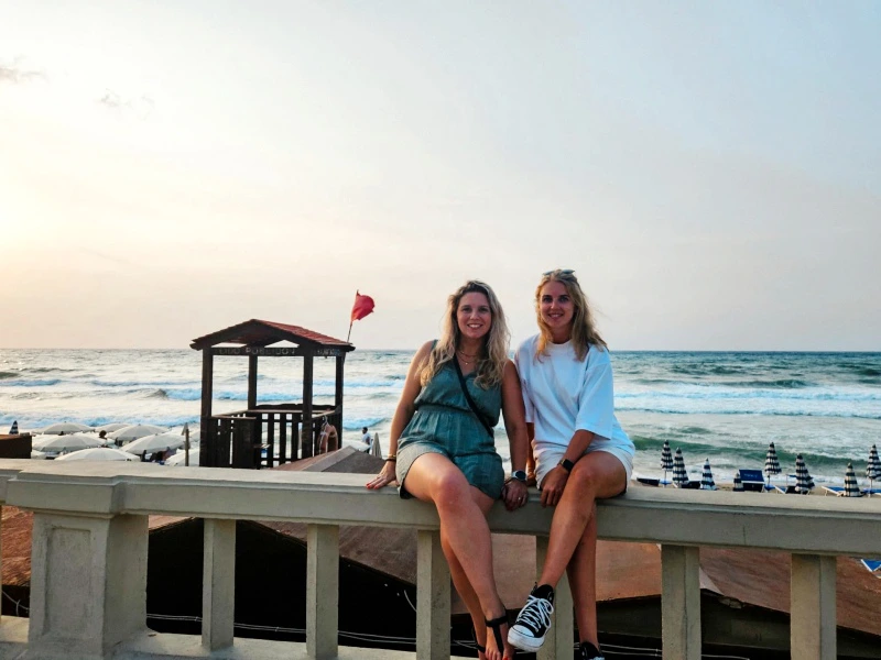 Frauen am Strand von Cefalu