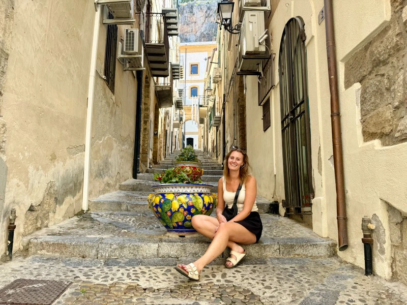 Frau in Gasse in Cefalú