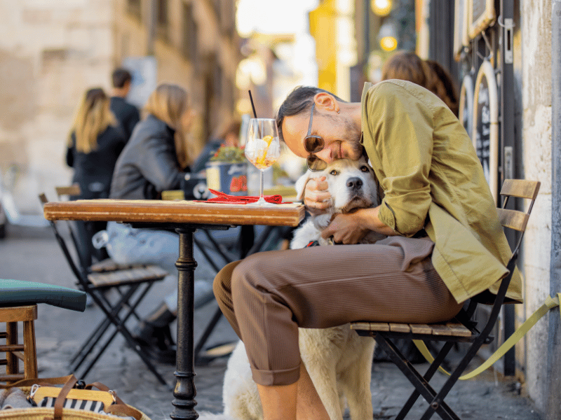 Mit dem Hund in einem Cafe