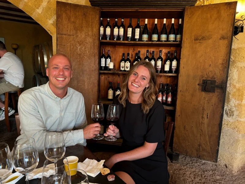 Mann und Frau bei Weinprobe