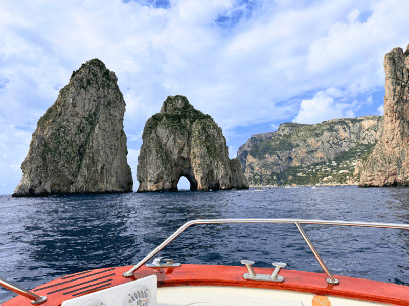 Boot vor Felsen auf Capri in Italien