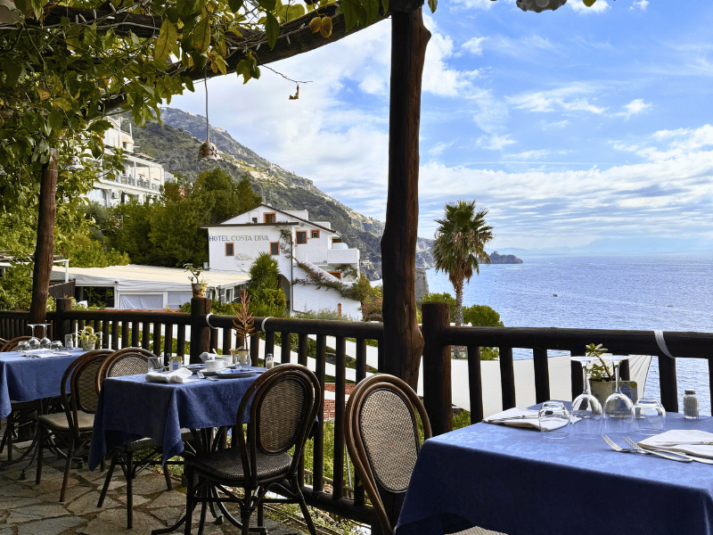 Restaurant mit Aussicht in Praiano in Italien