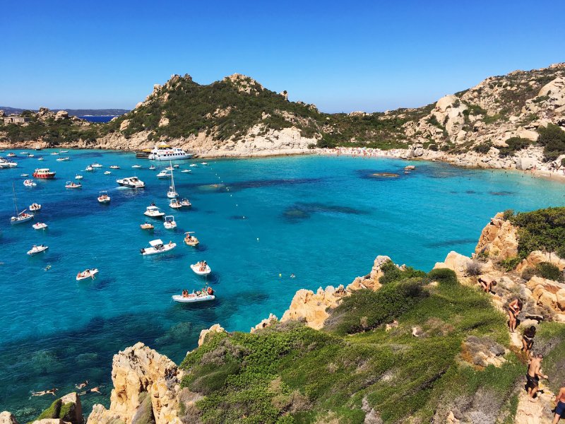 Ausblick auf eine Bucht mit Booten in Sardinien, Italien