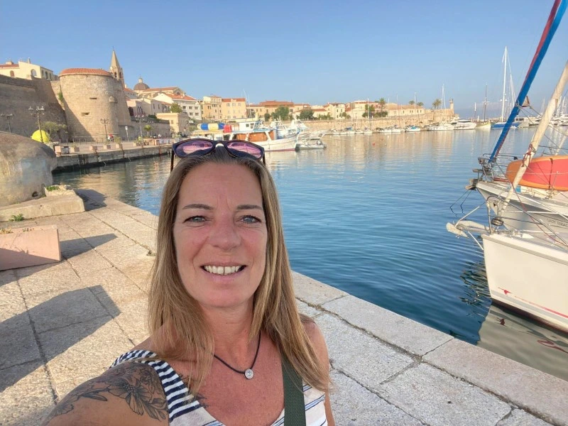 Selfie von Touristin im Hafen von Alghero, Italien