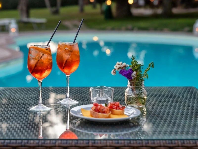 Getränke und Snacks am Pool in Ihrer Unterkunft in Alghero,Italien