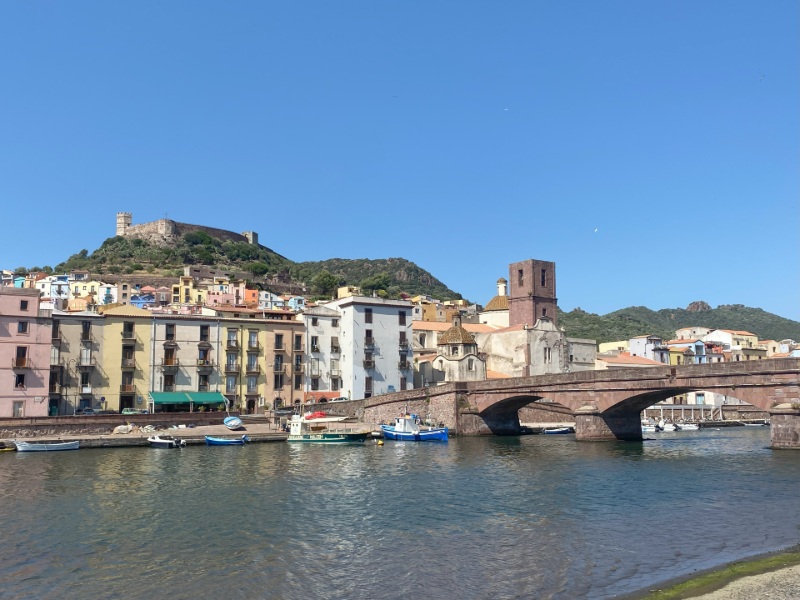 Blick auf die bunte Stadt Bosa, Italien