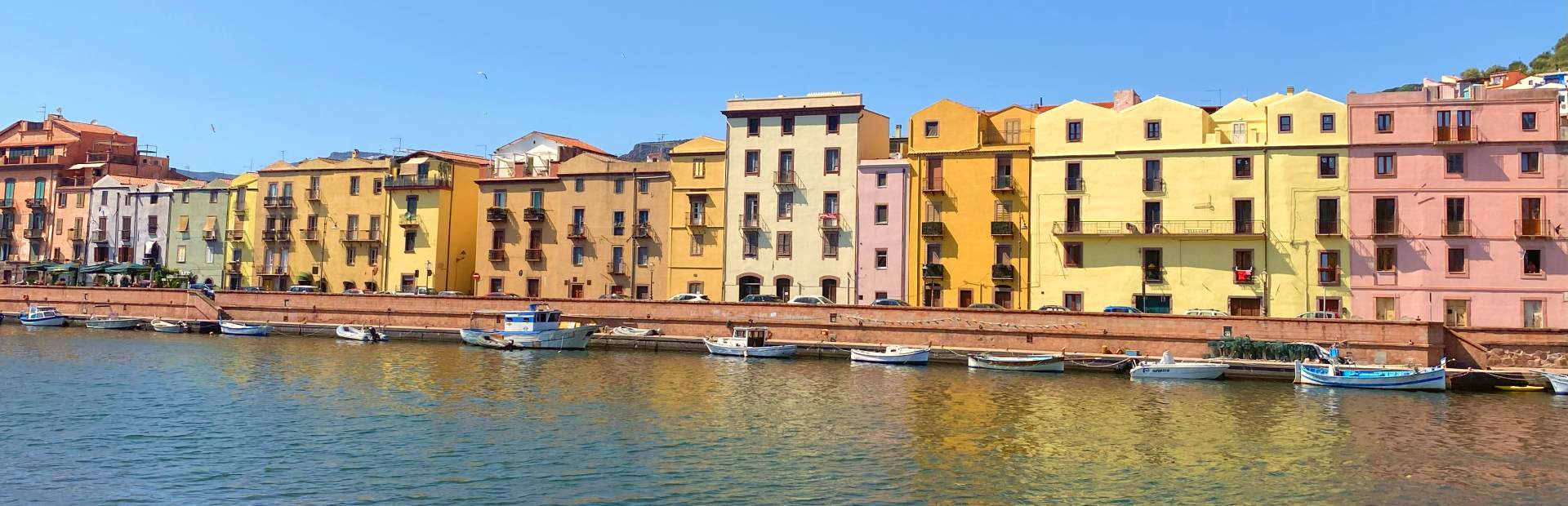 Bunte Häuser am Fluss in Bosa, Italien